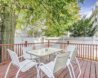 Spacious 4 Bed / 2.5 Bath Condo with Large Kitchen, Free Parking - Pet Friendly! - Boston - Balcón