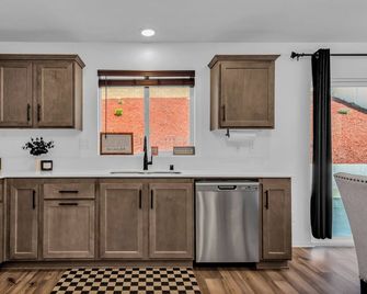 Tranquil 3-bedroom house with AC in charming Banning, our Modern Oasis - Banning - Küche