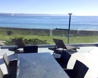 East Pier Hotel - Napier - Balcony