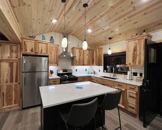 Loon's Nest: Lakefront Boutique Cabin on Leech Lake with Private Dock & Lift - Walker - Küche