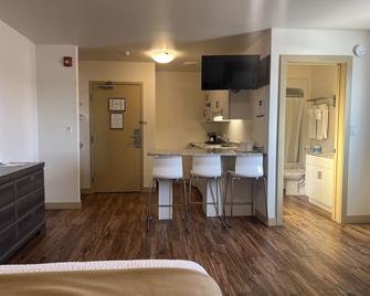 Sleep Suite Motel - Steinbach - Kitchen
