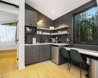 Tiny A-Frame Romantic Getaway - Wiscasset - Kitchen
