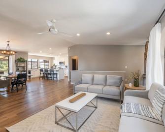 Spacious home with an awesome backyard and RV parking. - Prescott Valley - Wohnzimmer