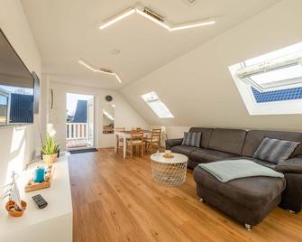 Merlin Ausguck - Familienfreundliche Dachgeschosswohnung mit Morgensonne - Röbel/Müritz - Wohnzimmer