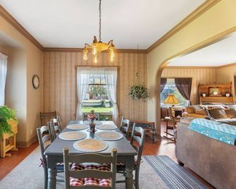 Historic 1915 Wine Country Home: 3 Queens, 2 Twins, Wifi & Ac, 23 Acres - Milton-Freewater - Comedor