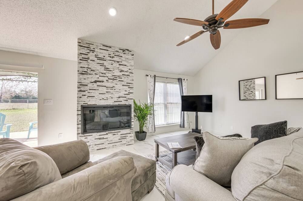 1 Mi to Lake Jacksonville: Pet-Friendly Home - Jacksonville - Wohnzimmer
