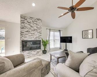 1 Mi to Lake Jacksonville: Pet-Friendly Home - Jacksonville - Wohnzimmer