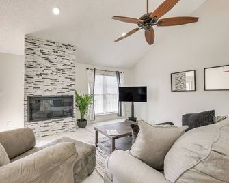 1 Mi to Lake Jacksonville: Pet-Friendly Home - Jacksonville - Wohnzimmer