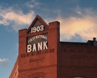 Stay in a Historic Bank Built in 1903 - 2 Bedroom in Custer City Newly Renovated - Custer City - Building