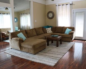 Waterfront Home! Relax & Enjoy the Serenity of Lake Palestine. - Chandler - Living room