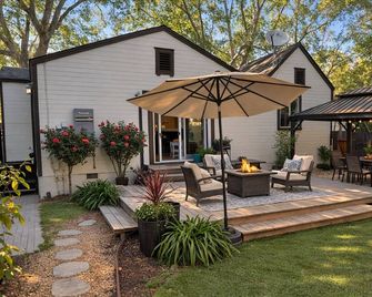 Charming 3-bedroom cottage in lovely Land Park with Backyard - Sacramento - Patio