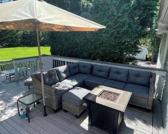 Quiet Guest Space with Hot Tub, Laundry, and Gym - Chagrin Falls - Patio