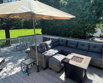 Quiet Guest Space with Hot Tub, Laundry, and Gym - Chagrin Falls - Patio
