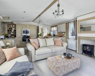 Captivating Bluebell Lodge 2-bed Cotswolds caravan - Cirencester - Living room