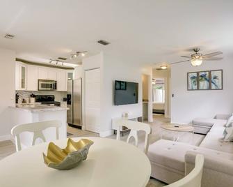 Pet-Friendly Jupiter Townhome, 6 Mi to Beaches! - Jupiter - Dining room
