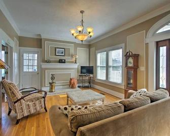 Downtown Boone On King Street - 2 Bedroom Home - Boone - Living room