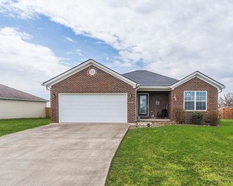 Cozy 3-bedroom 2-bath house with AC in Berea - Berea - Gebouw