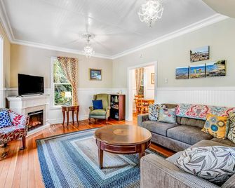 Charming restored dog-friendly farmhouse near Sequim Bay - Sequim - Living room
