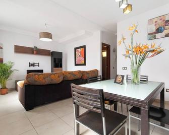 Vacation Home \'Casa Lucía\' with Sea View, Private Terrace & Wi-Fi - Firgas - Comedor