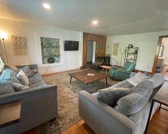 Relaxing 3 Bedroom Home near Downtown - Strawberry Plains - Sala de estar