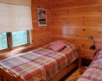 Bala Park Island Cottage on Lake Muskoka with private 100 ft waterfront lot. - Bala - Bedroom