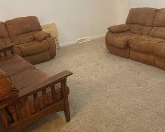 Charming 3-bedroom townhome in delightful DeKalb with WiFi, AC - DeKalb - Ruang tamu