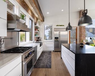 Executive, private, lake-view home that is 1 hour to Silver Star and Big White - Lake Country - Kitchen