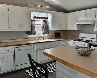 Cozy Lake Cottage - Forest Lake - Kitchen