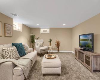 Minutes From Mall Of America and Airport -Single family quiet non through street - Richfield - Living room