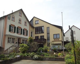 Weingut & Gästehaus Kaufmann-Schneider - Erden - Building