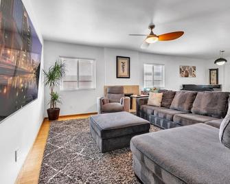 Sd Family Oasis, Great Location, Hot Tub & Bbq! - San Diego - Living room