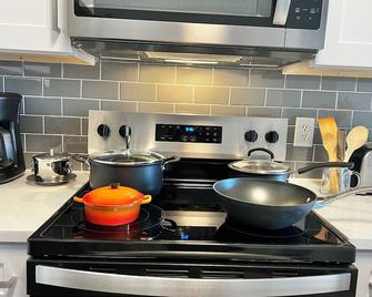 Cozy Luxurious Spacious Apt with Valley View, Attached Garage,Pool,24-Hour Gym, 3 TV - Mission Viejo - Kitchen