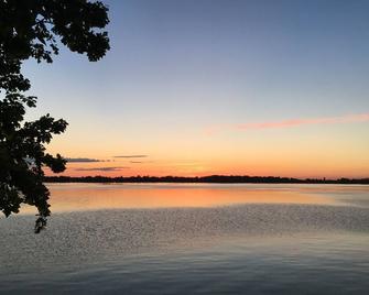 Sunset Cabin on Lake Champlain, Vermont. Roomy, Rustic, Waterfront - Family Fun! - Saint Albans - Outdoor view