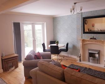 Key Serviced Apartments - Solihull - Living room