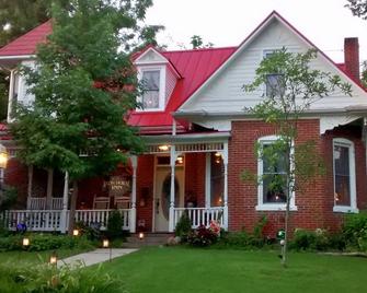 Historic Iron Horse Inn - Hermann - Building