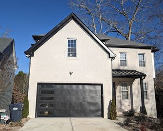 Colony Suite - Bridgegate - Marietta - Building