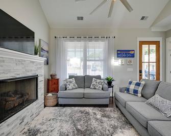 On-site Lake w/ Boat Ramp: Greenwood Retreat! - Greenwood - Living room