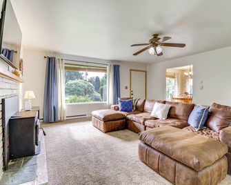 1 Mi to Snoqualmie River: Pet-Friendly Home! - Carnation - Living room