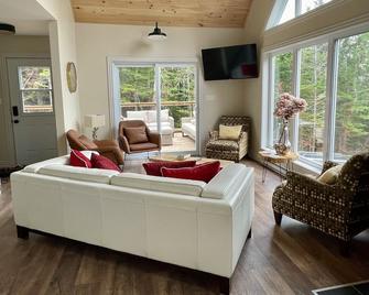 Relax and Revitalize at the NEW Sprucewood Cottage - Port Blandford - Sala de estar