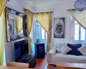 The Corner House - Charming Rustic Home in the Heart of Monchique - Monchique - Living room