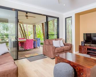 8 Ibis Court Rainbow Shores - Rainbow Beach - Soggiorno