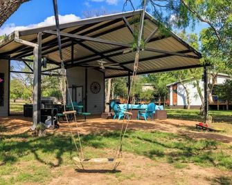 Paintbrush Waterfront Cottage - Fredericksburg - Patio