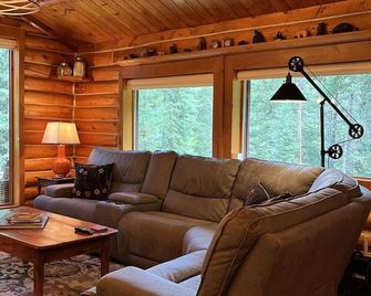 Cozy, historic cabin in the woods, X-ski in/out, minutes to shops & restaurants - Big Sky - Вітальня