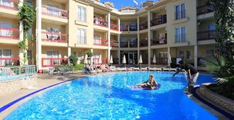 愛瑪黎絲俱樂部公寓酒店 - 馬馬利斯 - 馬爾馬里斯 - 游泳池