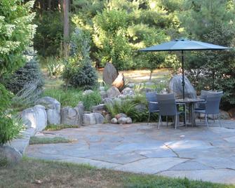 Bamboo: Spacious with Cedar Wet-room, Private Patio - Northampton - Patio