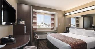 Microtel Inn & Suites by Wyndham Sidney - Sidney - Bedroom