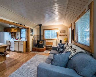 Charming Lake Tahoe Hideaway - Tahoma - Living room