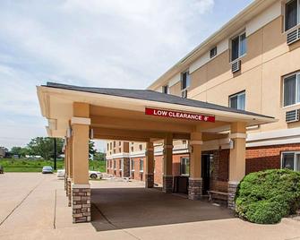 Quality Inn and Suites Davenport near I-80 - Davenport - Toà nhà