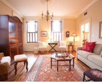 Large Historic Home W/ Parking Close To Forsyth Park By Lucky Savannah - Savannah - Living room