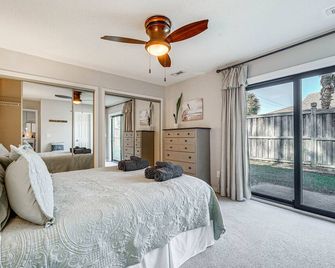 Northeast Wilmington Home about 5 Mi to Beach! - Wilmington - Bedroom